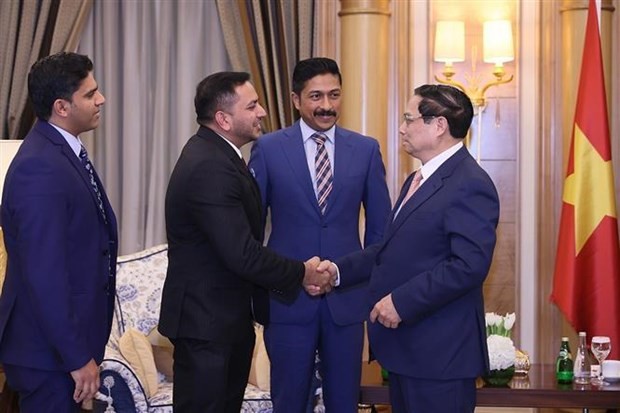 政府总理范明政（右一）会见沙特阿拉伯和海湾地区领先企业领导人。（图：越通社）