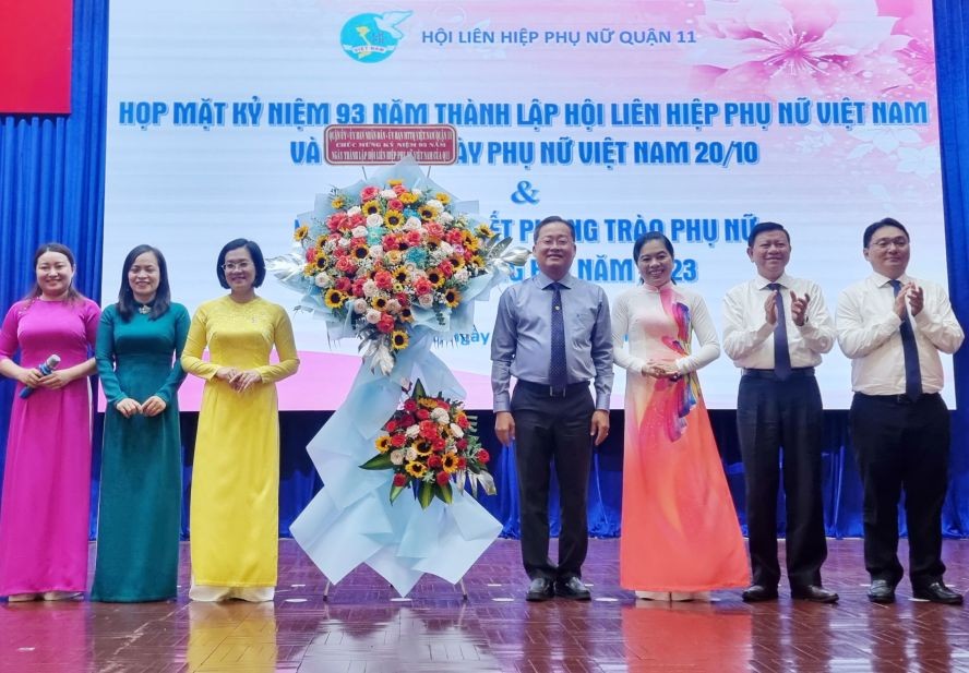 市妇联会主席阮陈凤珍、第十一郡领导向郡妇联会赠送鲜花祝贺。