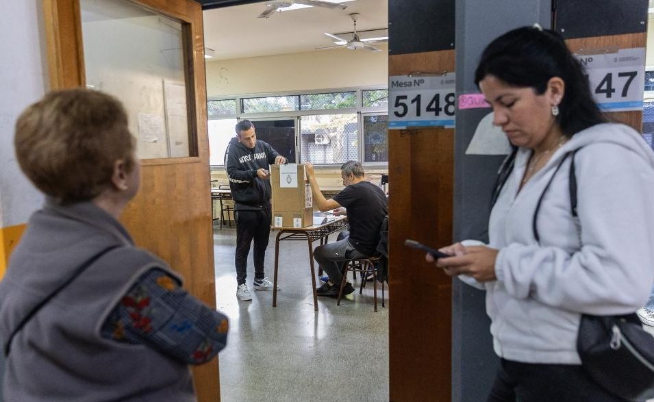 10月22日，选民在阿根廷首都布宜诺斯艾利斯的一处投票站投票。（图：新华社）