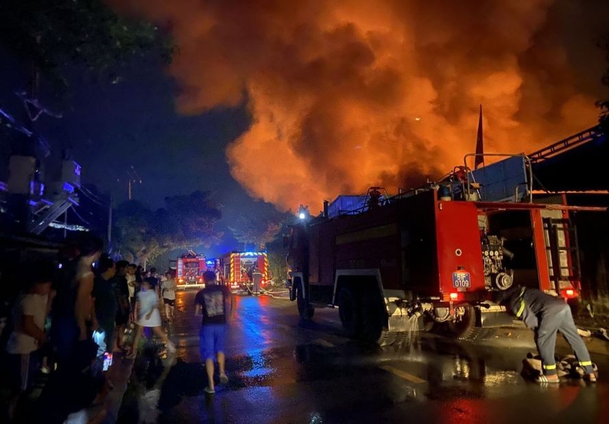 消防车队赶到火警现场开展灭火救援工作。（图：CTV）