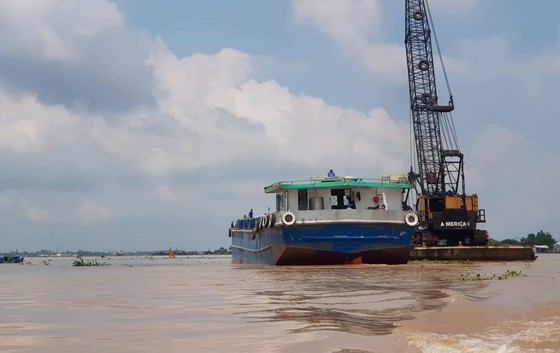 一艘采沙船在安江省新洲镇河段上的一个沙田开采。（图：国平）