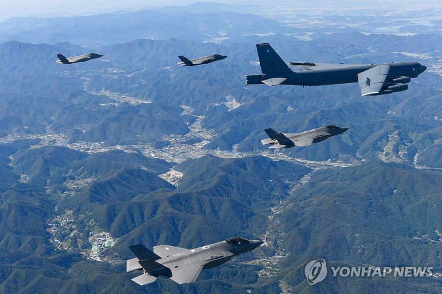 10月17日，美军B-52H轰炸机与韩国空军F-35A战斗机在韩半岛上空实施联合演习。 （图：韩联社）