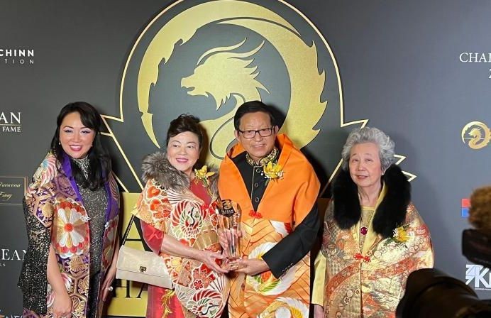 当地时间10月21日晚，亚裔名人堂2023年度颁奖典礼在美国洛杉矶举行，知名华人企业家和慈善家张祥华(右二)及夫人张王翠玲(左二)荣获年度人物。（图：互联网）