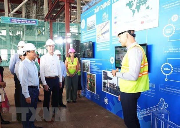 乐高集团副总裁兼越南乐高制造公司总经理普雷本‧艾尔内夫表示，该工厂正按计划如期建设，预计明年将在平阳省投入营运。