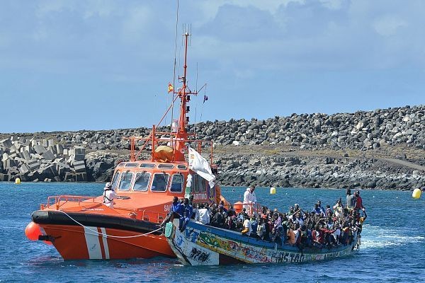 当地时间10月21日，西班牙加那利群岛耶罗岛，海上救援船拦截了一艘载有移民的船只。（图：互联网）