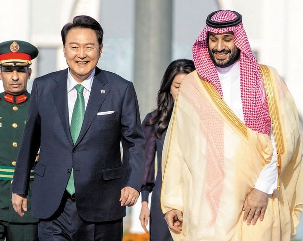 当地时间22日，韩国总统尹锡悦正在沙特阿拉伯首都利雅得的山马宫与沙特王储兼首相穆罕默德•本•萨勒曼会晤。（图：路透社/韩联社）