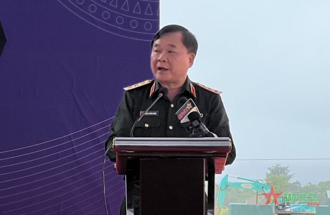 国防部副部长黄春战上将在公布仪式上发言。（图：人民军队报）