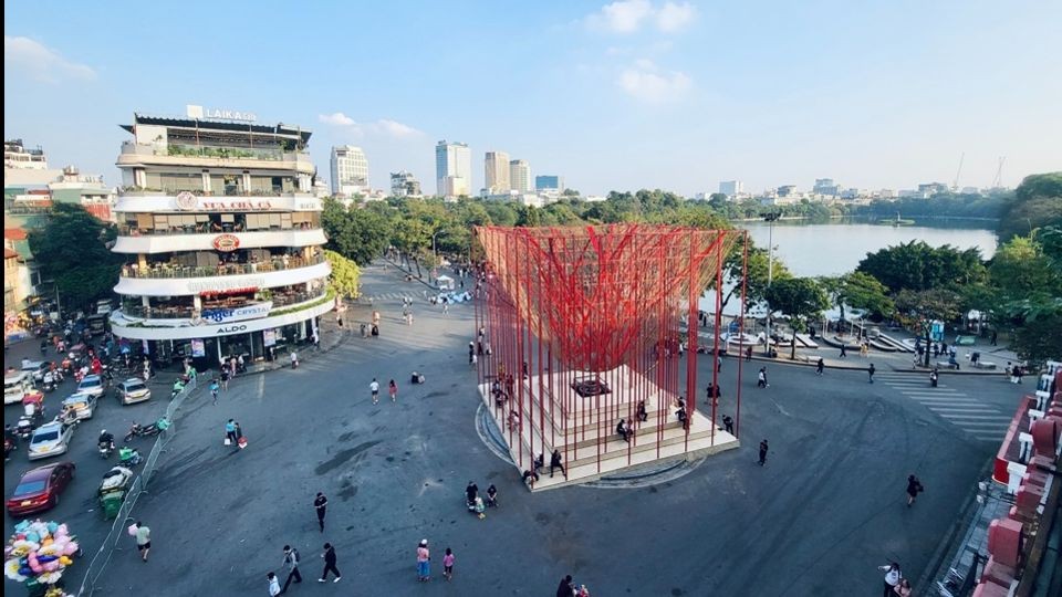 位于东京义塾广场中心的创意大门是 2022年河内创新设计盛会的标志性项目。（图：明安）