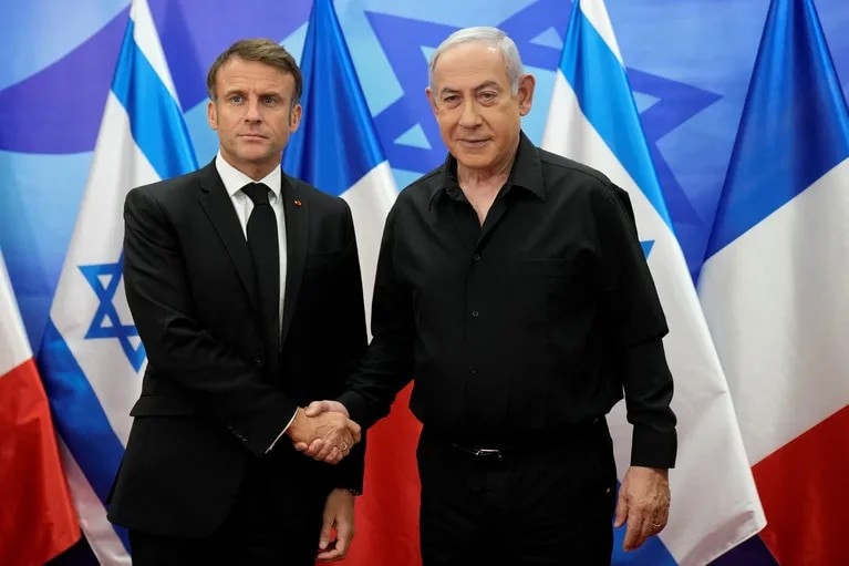 法国总统马克龙抵达特拉维夫与以色列总理内塔尼亚胡会晤。（图：路透社） 