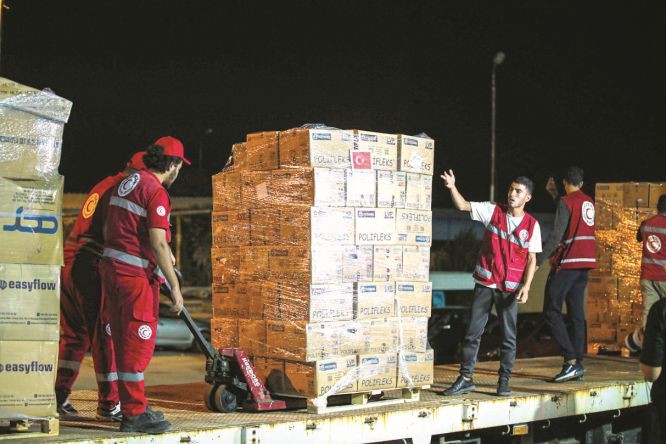 至少27架运送加沙地带援助物资的飞机飞抵埃及阿里什机场。（图：新华社）