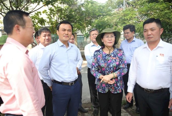 市人民议会主席阮氏丽（右二）与工作团前往视察穿心涌项目开展工作。（图：市党部新闻网）
