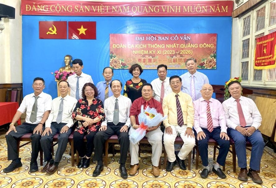 市各少数民族文学艺术协会领导与统一粤剧团第十一届顾问会合照。
