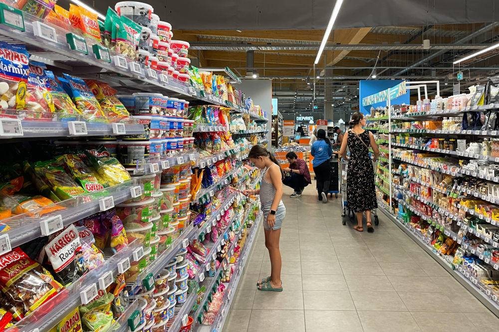 9月11日，顾客在比利时梅赫伦市的一家超市购物。（图：新华社）