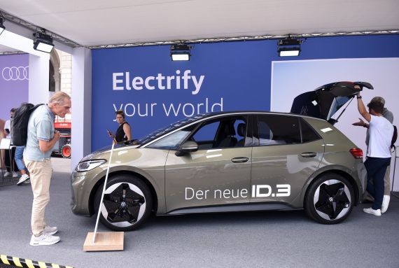 报告称，到2030年全球电动汽车的数量将是现在的近10倍。（示意图：新华社）