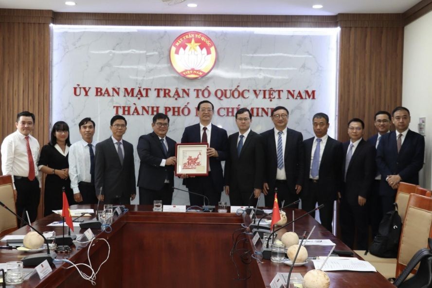 市越南祖国阵线委员会代表与中国辽宁省政协代表团合照留念。