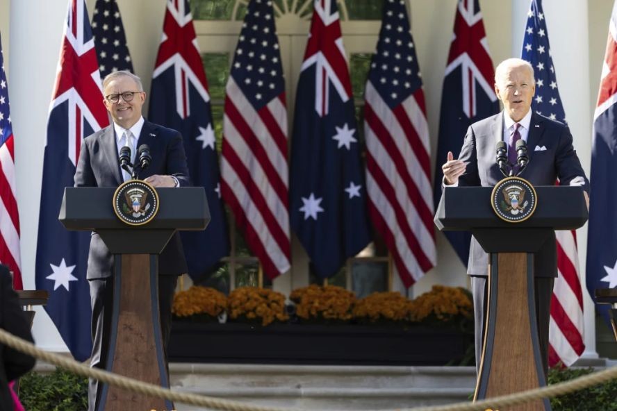 当地时间10月25日，美国总统拜登与来访的澳大利亚总理阿尔巴尼斯在白宫举行会晤。图为双方举行联合记者会。（图：The Sydney Morning Herald）