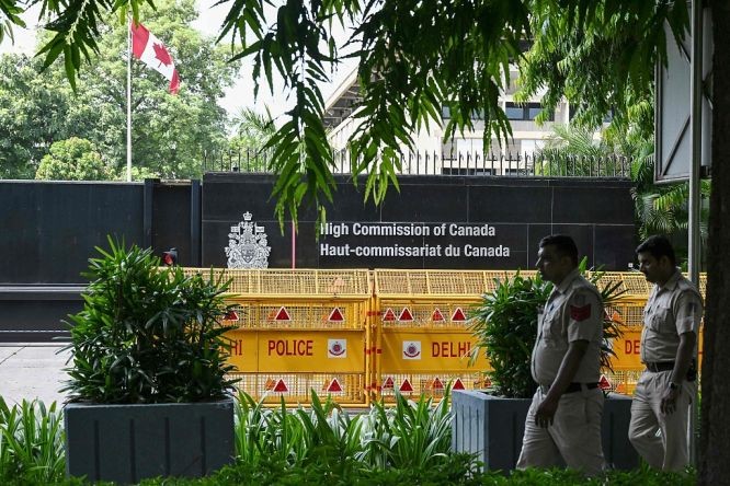 当地时间2023年9月19日，印度新德里，安保人员在加拿大高级专员公署前站岗。（图：互联网）