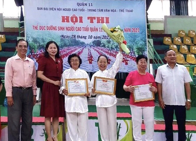郡高龄人会主任朱杞文（左一）与获奖队代表合照留念。