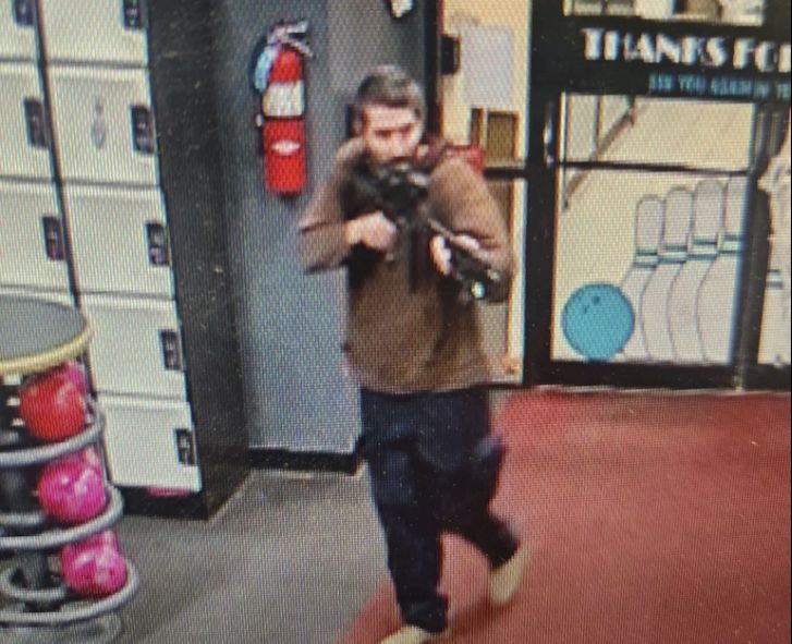 这是10月25日在美国缅因州路易斯顿拍摄的一名持枪男子。（图：视频截图）