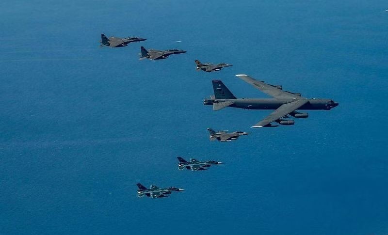 10月22日，美国、韩国、日本空军在日本九州岛西北空域开展联合军事演习。（图：AFP）