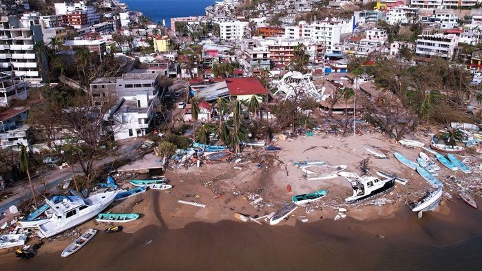 墨西哥阿卡普尔科遭受“奥提斯”飓风袭击的游艇俱乐部场景。（图：Shutterstock）