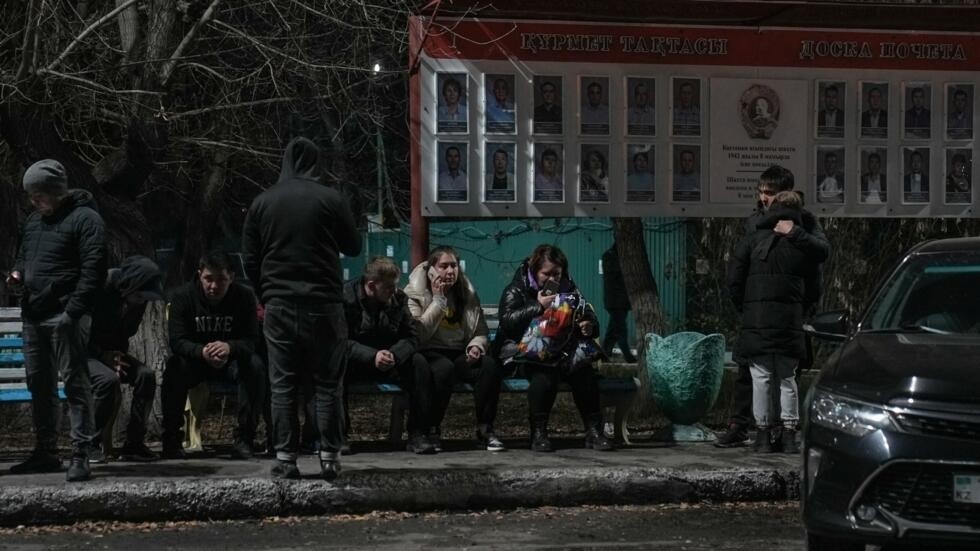 矿工亲属聚集在 Kostyenko 安赛乐米塔尔煤矿大楼外。（图：AFP） 