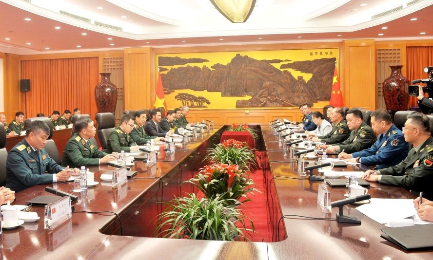 越南国防部部长潘文江大将与中国共产党中央军事委员会副主席何卫东上将进行会谈。（图：越通社）