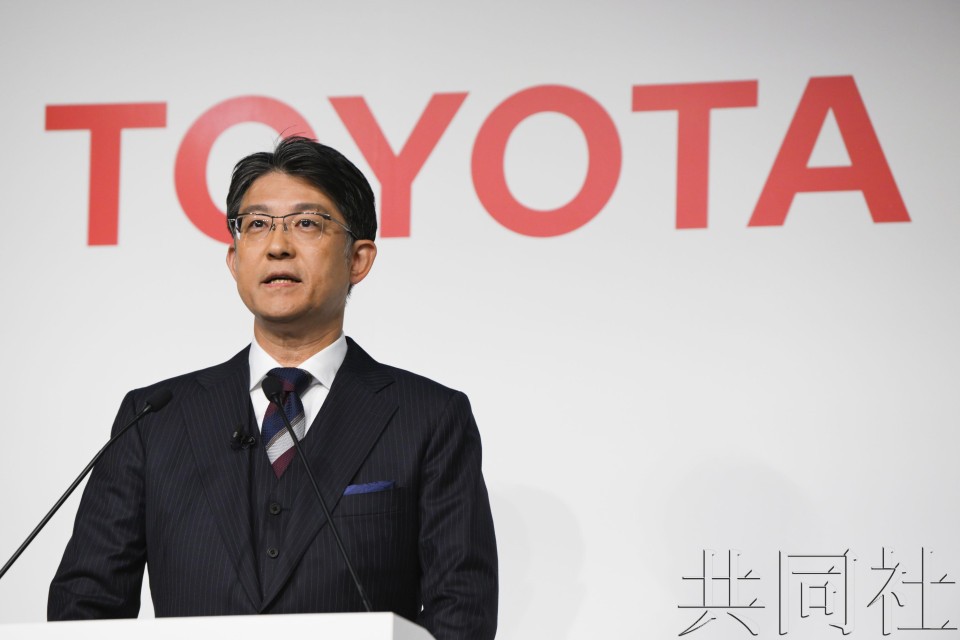 10月12日下午，在东京都千代田区，丰田汽车社长佐藤恒治出席记者会。（图：共同社）