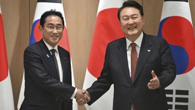 日本首相岸田文雄与韩国总统尹锡悦。（图：AP）