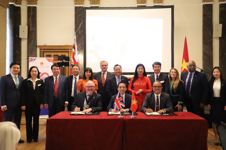 越南各地方代表团与伯明翰市政府签署合作备忘录。