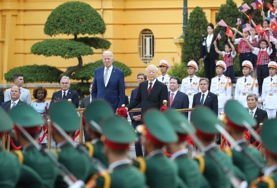 2023年9月10日下午，党中央总书记阮富仲和乔‧拜登总统在正式欢迎仪式上检阅越南人民军仪仗队。