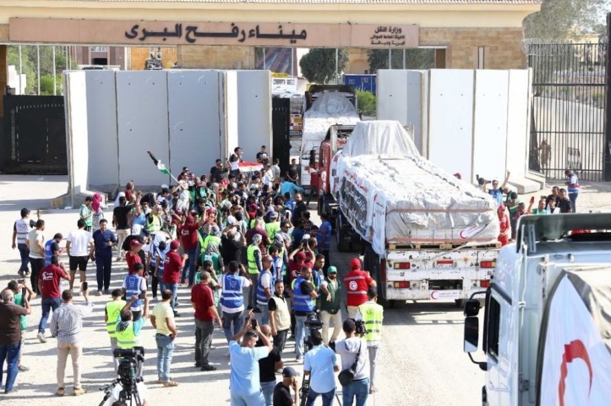 在拉法口岸埃及一侧，装载有人道援助物资的货车通过拉法口岸。（图：新华社）