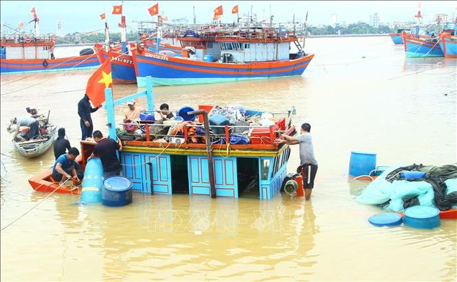 10月31日上午，一艘渔船在广平省同亥市日丽一桥河岸抛锚时突然下沉。（图：佐专）