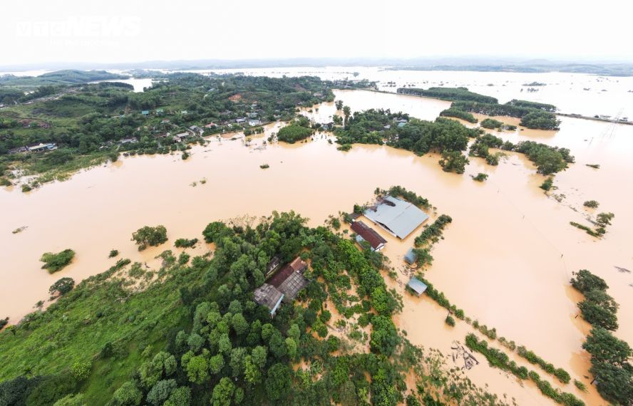 河靖省香溪县暴雨洪涝成灾，到处一片汪洋。（图：VTC News）