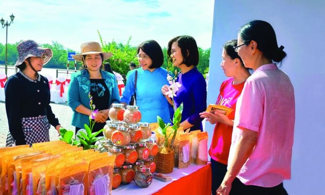 9月13日至15日，在槟椥省举办的南部女性Ocop创业产品展销会上推介“芹耶草药盐”