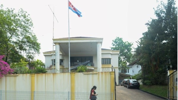 2021年3月20日，一名妇女走在朝鲜驻吉隆坡大使馆外。（图：AFP）