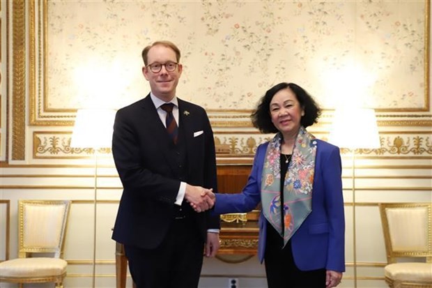 党中央书记处常务书记张氏梅（右）会见瑞典外交大臣托比亚斯·比尔斯特伦。（图：越通社）