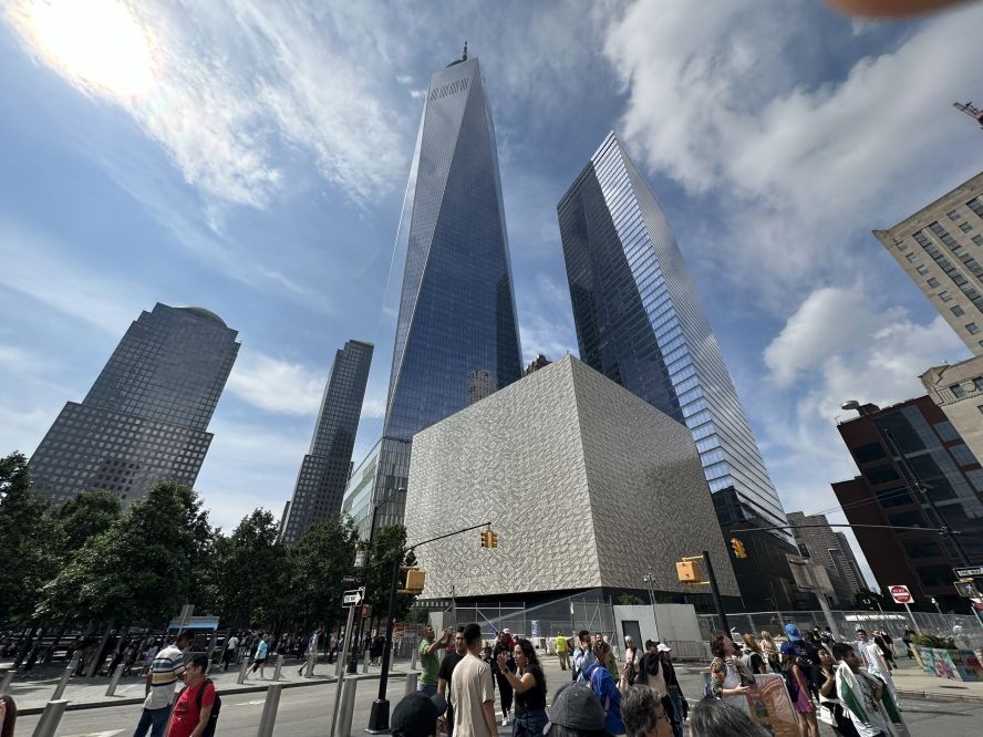 911恐怖袭击后重建的世贸一号大楼（后排）与亡者纪念馆（前排）。