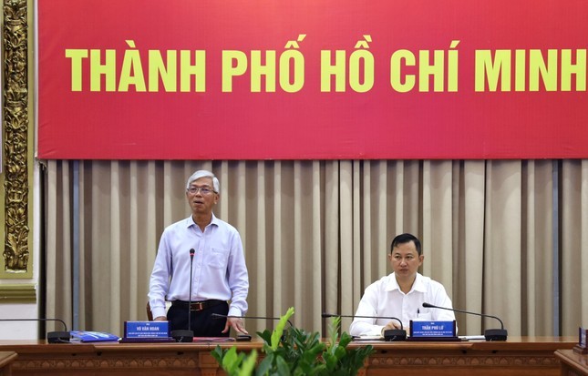 市人委会副主席武文欢（左）在会议上致开幕词。（图：前锋）