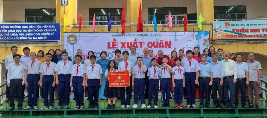 鸿庞中学学生参加世界机器人奥林匹克竞赛
