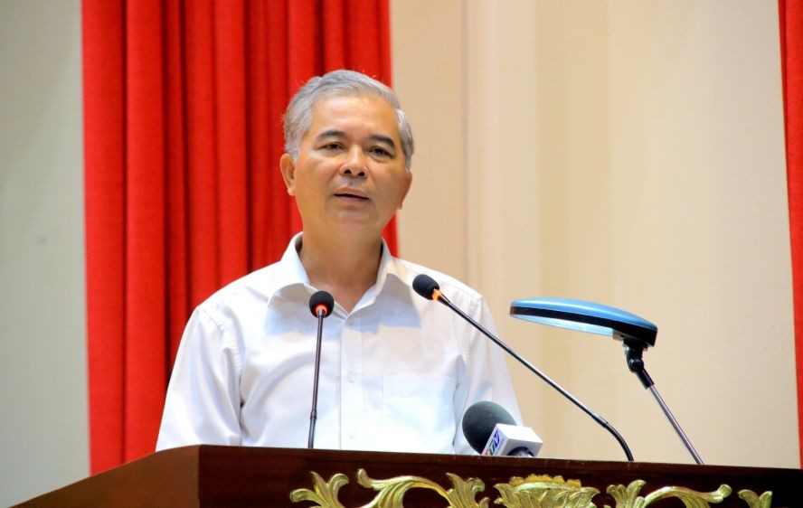 市人委会副主席吴明珠在议会上发表指导意见。（图：秀银）