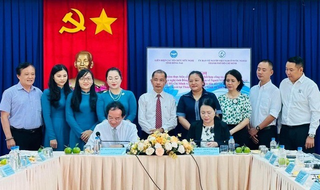 市海外越南人委员会和同奈省各友好组织联合会签署海外越南人的人民对外工作配合计划。（图：VGP）