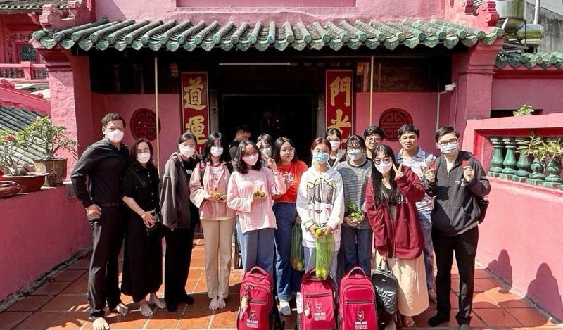 中文专业大学生参观玉皇殿（福海寺）。