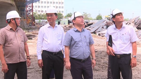 市人委会副主席杨英德（右二）亲往视察福门县综合医院工程项目施工进度。（图：PV）