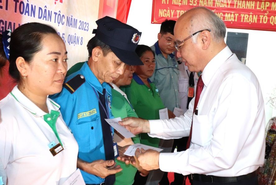 市委宣教处主任潘阮如奎向贫困户赠送礼物。