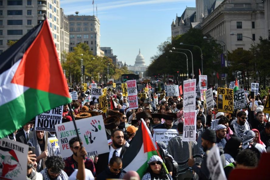 抗议者挤满了白宫附近的自由广场要求加沙停火。（图：互联网）