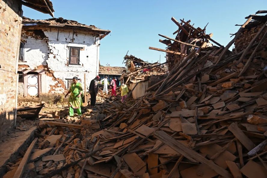 尼泊尔西部许多用泥土、木条搭建的房屋于3日晚发生的5.6级浅层地震中倒塌或破损，酿成严重伤亡。（图：AFP）
