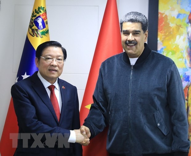 越南共产党中央委员、中央书记处书记、中央内政部部长潘廷擢（左）会见委内瑞拉总统、委内瑞拉统一社会主义党主席尼古拉斯·马杜罗。（图：越通社）
