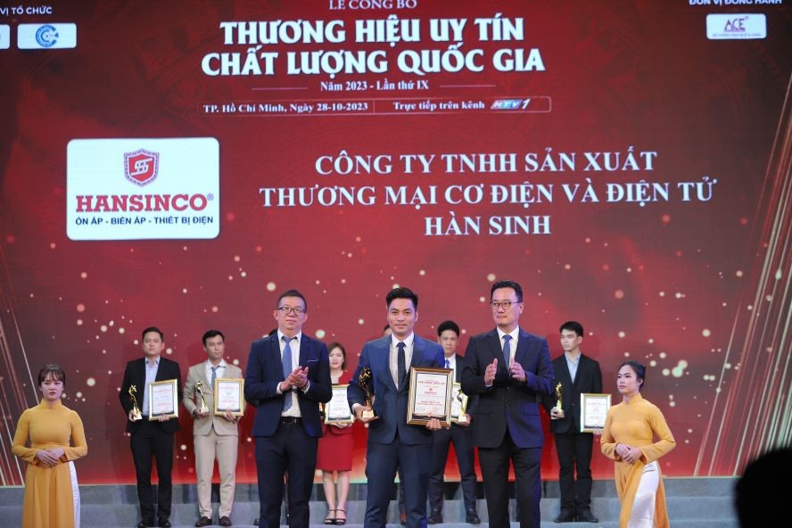 Hansinco公司副经理范世才(中)领取2023年国家威信品牌奖。