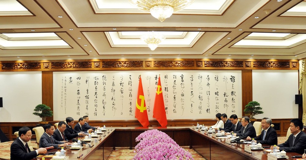 越南共产党代表团和中国共产党代表团举行会谈。（图：越通社）